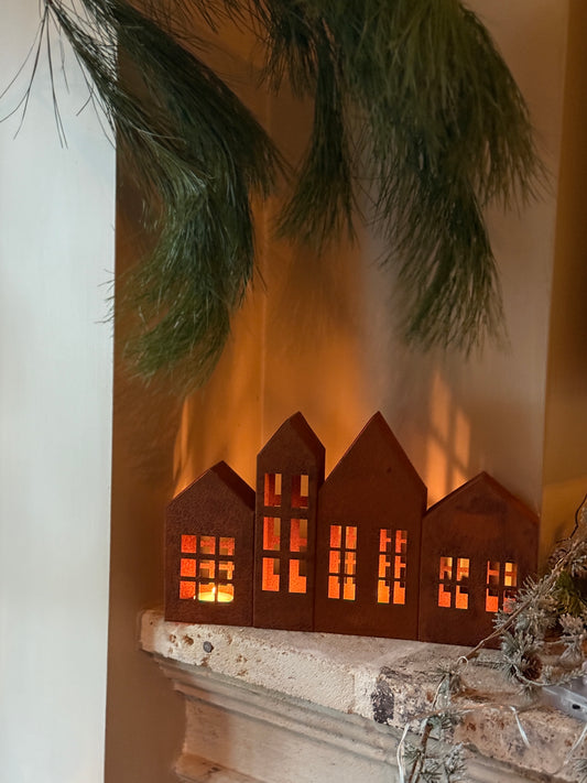 Rijtje van 4 Geroeste Amsterdamse Huisjes