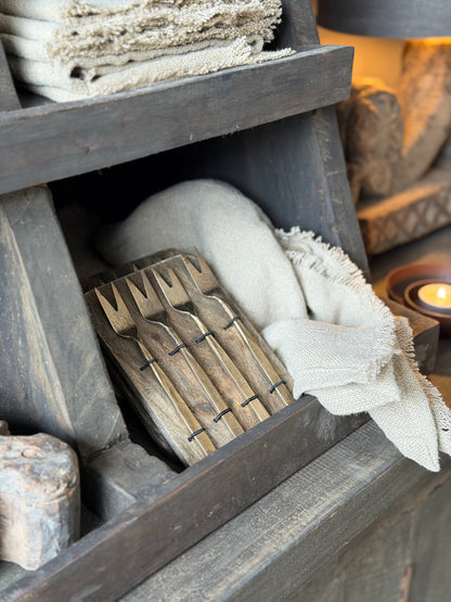 Set of 4 forks on a decorative board – Old Gold | Aura Peeperkorn