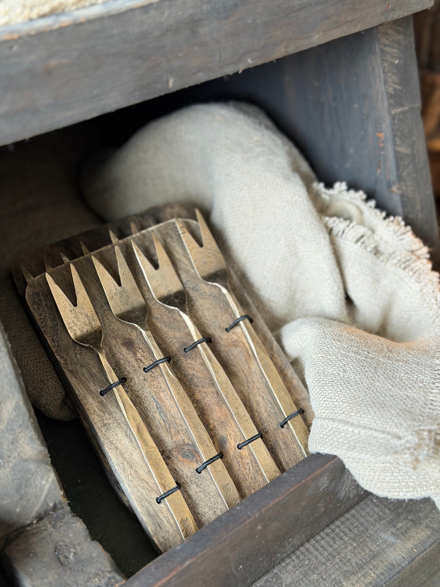 Set of 4 forks on a decorative board – Old Gold | Aura Peeperkorn