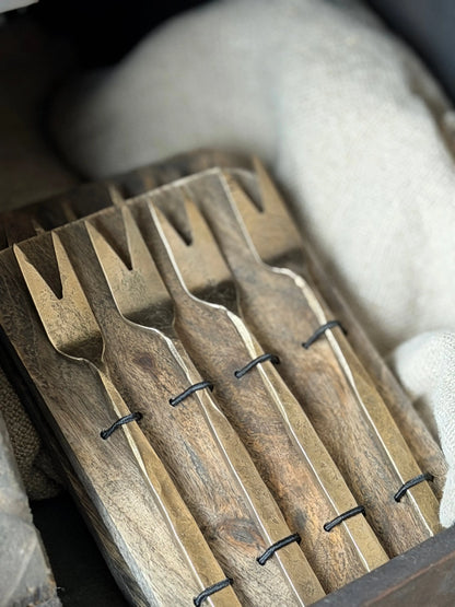 Forks set of 4 on decorative board – Old Brass Aura Peeperkorn
