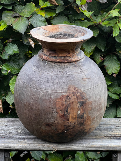 Old round Nepalese pot (13i)