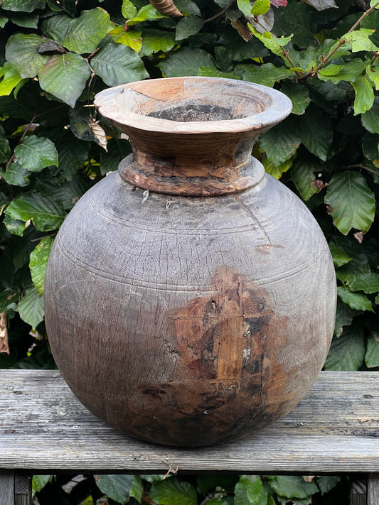 Old round Nepalese pot (13i)