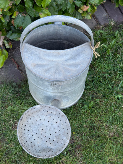 Oude gieter met sproeikop – nostalgische uitstraling