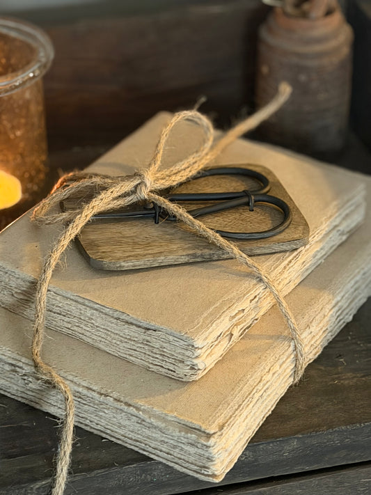 Metalen schaartje op houten plankje