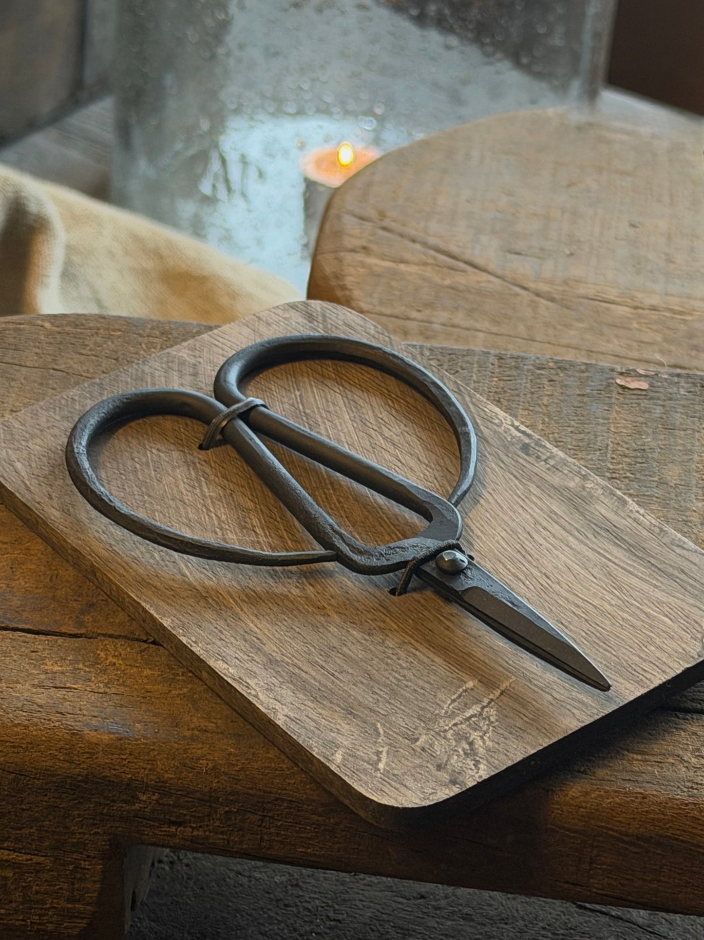 Metalen schaartje op houten plankje