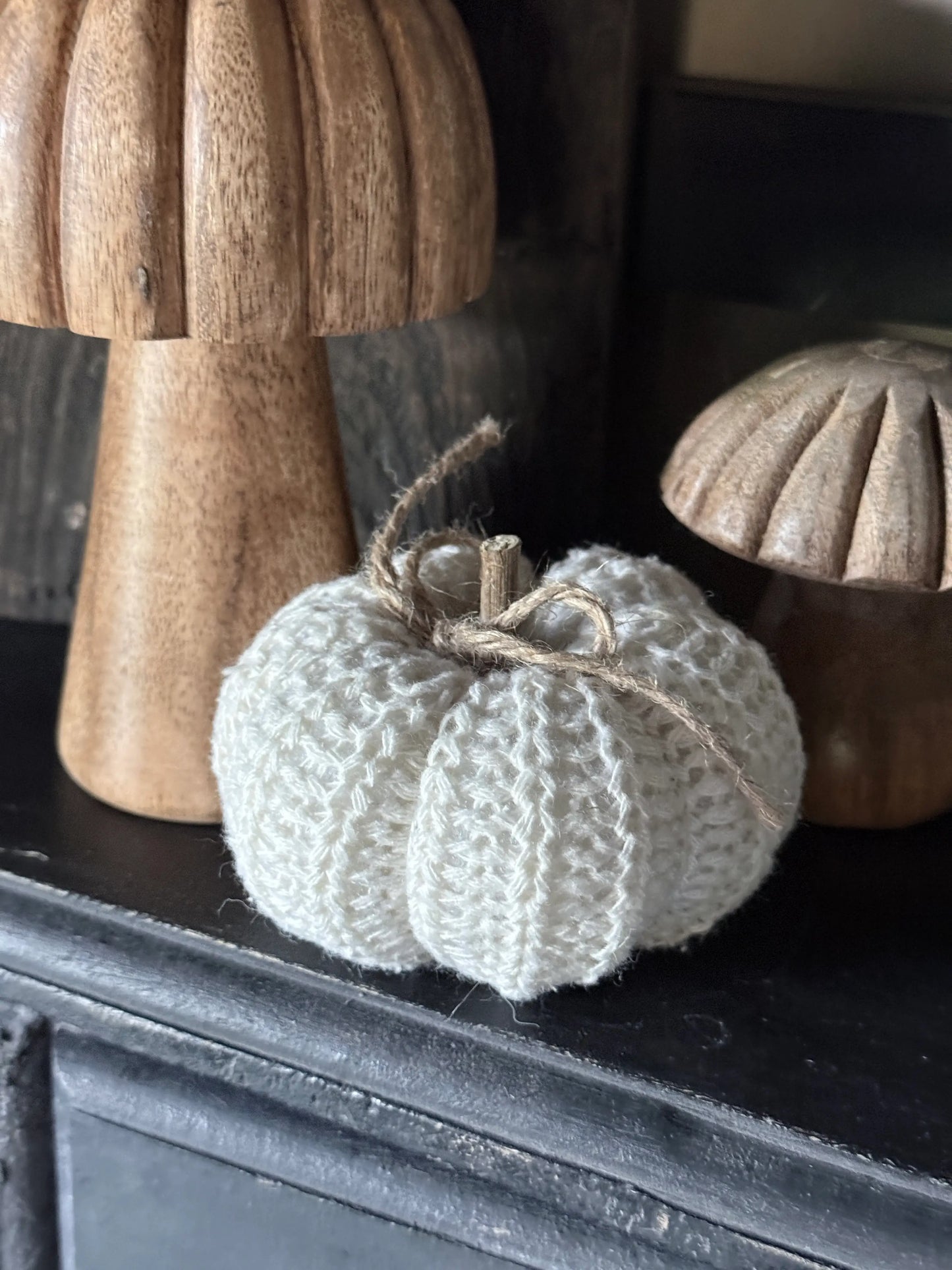 Gebreide Pompoen Crème met Houten Steeltje – Landelijke Herfstdecoratie