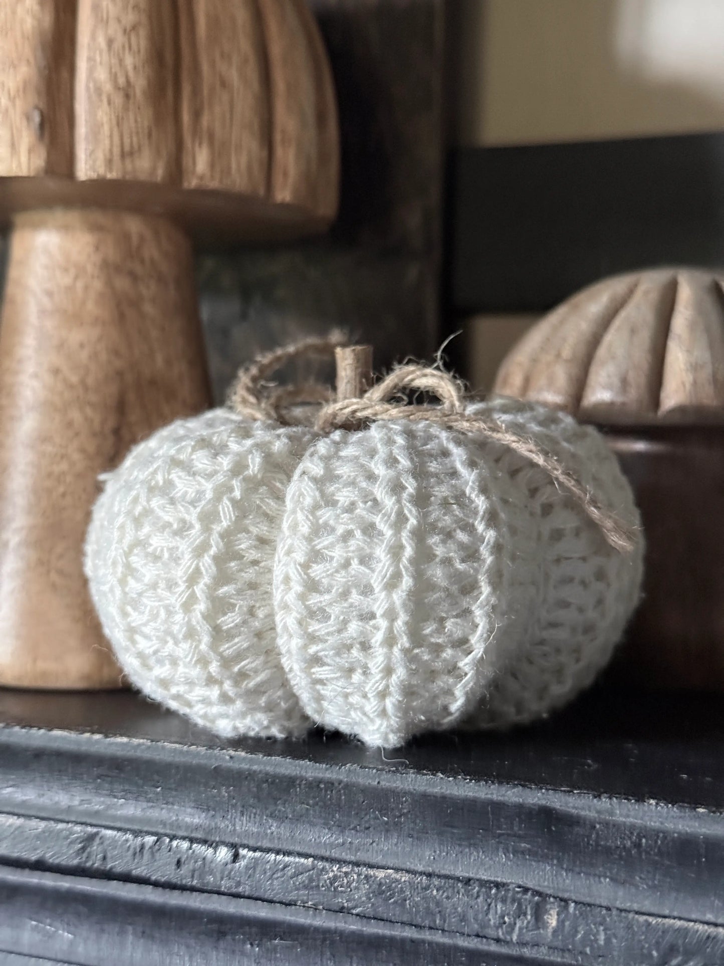 Gebreide Pompoen Crème met Houten Steeltje – Landelijke Herfstdecoratie