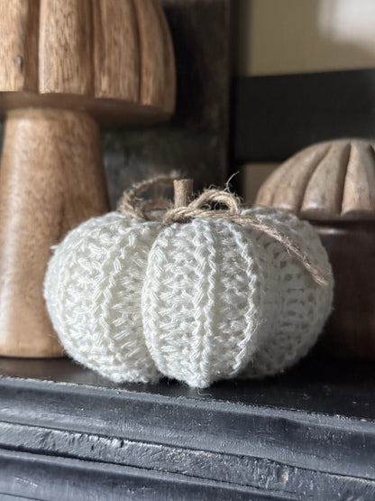 Gebreide Pompoen Crème met Houten Steeltje – Landelijke Herfstdecoratie