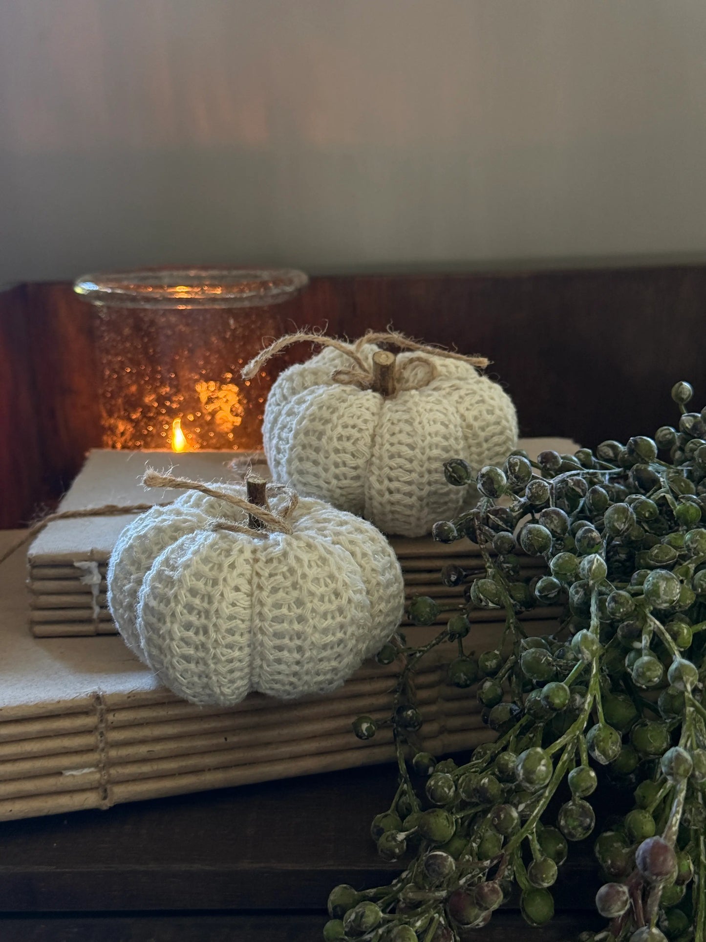Gebreide Pompoen Crème met Houten Steeltje – Landelijke Herfstdecoratie