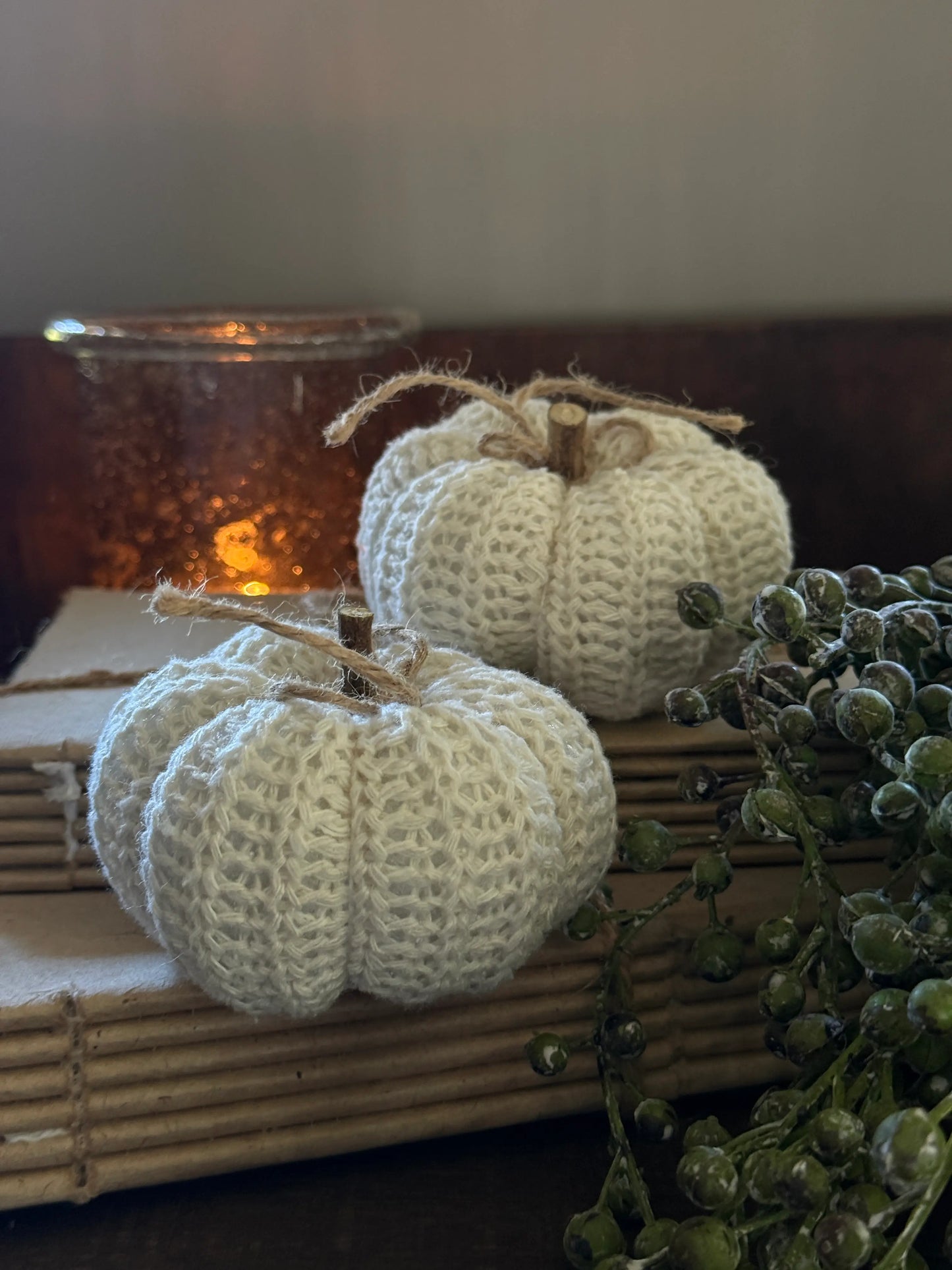 Gebreide Pompoen Crème met Houten Steeltje – Landelijke Herfstdecoratie
