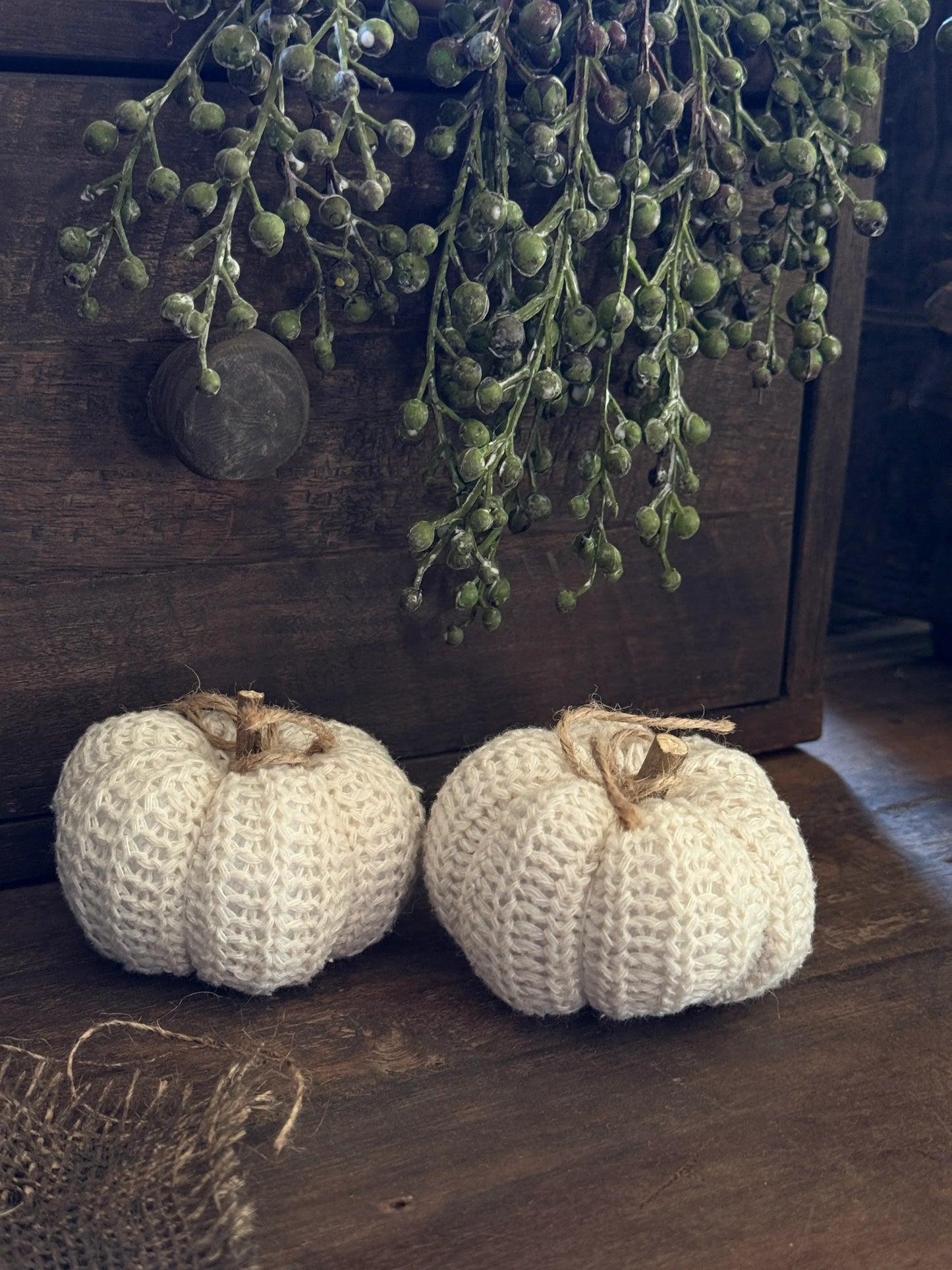 Gebreide Pompoen Crème met Houten Steeltje – Landelijke Herfstdecoratie