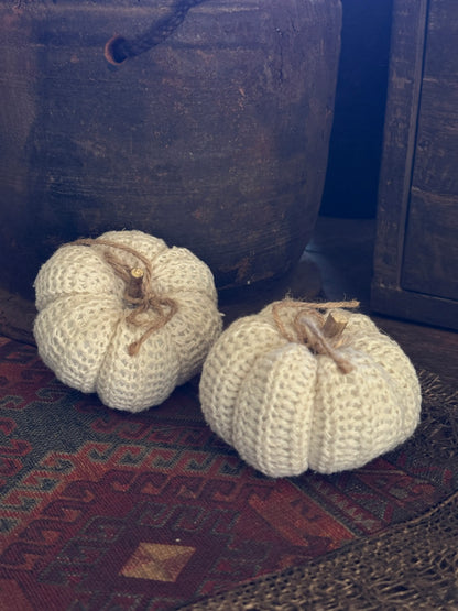 Gebreide Pompoen Crème met Houten Steeltje – Landelijke Herfstdecoratie