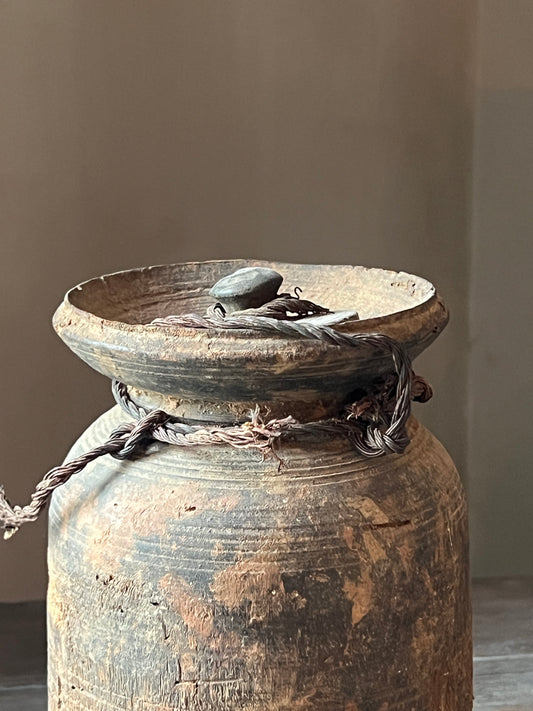 Oude nepalese pot met deksel