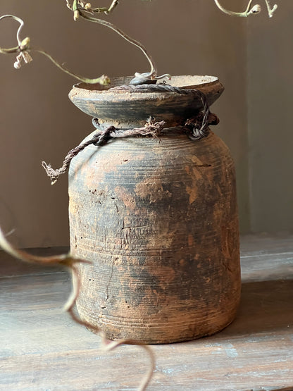 Oude nepalese pot met deksel