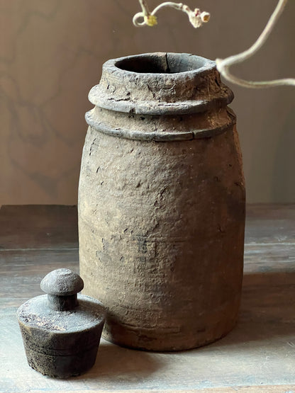 Oude nepalese pot met deksel