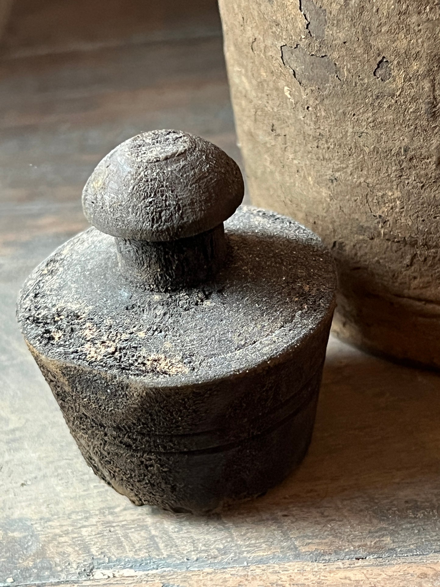 Oude nepalese pot met deksel