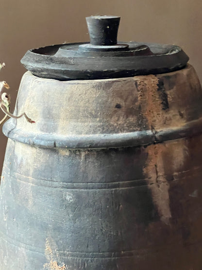 Old Nepalese pot with lid (18)