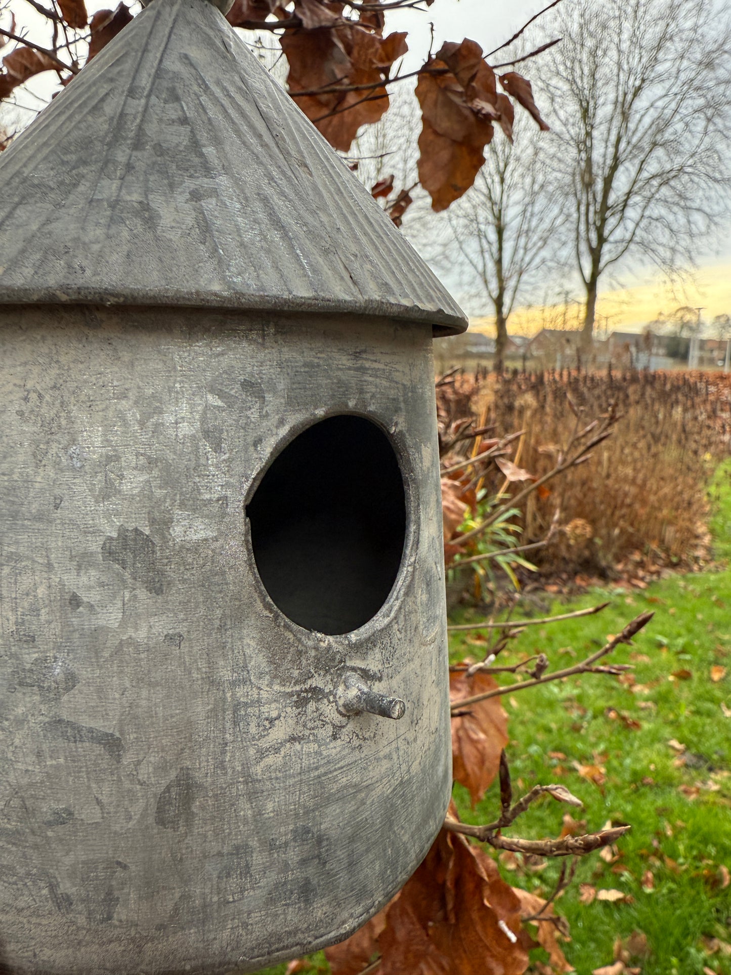 Vogelhuisje van zink – rond met puntdak