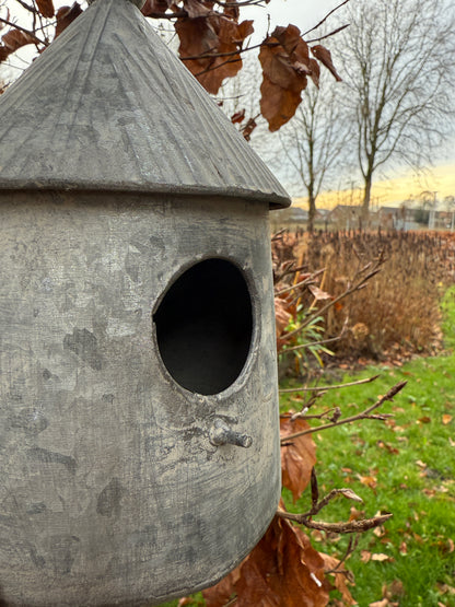 Vogelhuisje van zink – rond met puntdak