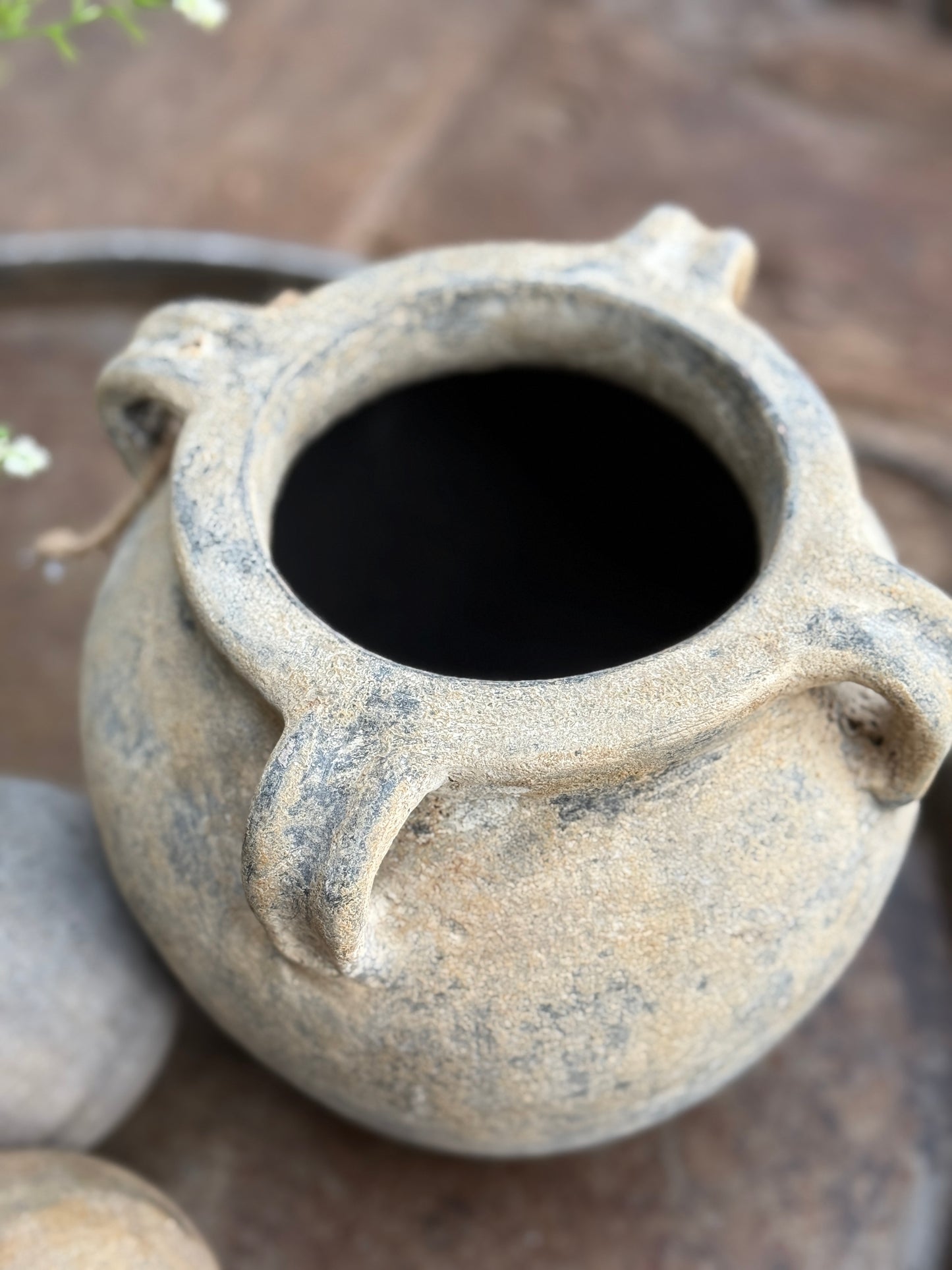 Concrete pot with ears