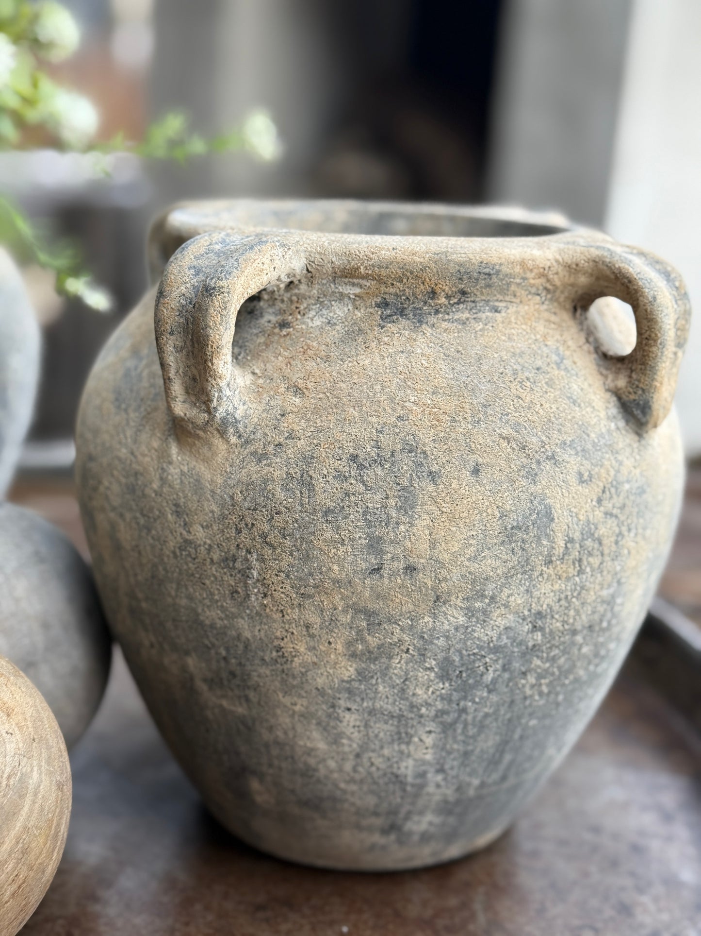 Concrete pot with ears