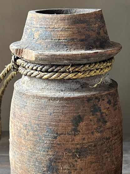Alter nepalesischer Topf mit Seil