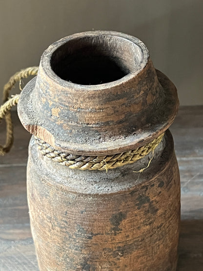 Oude nepalese pot met touw