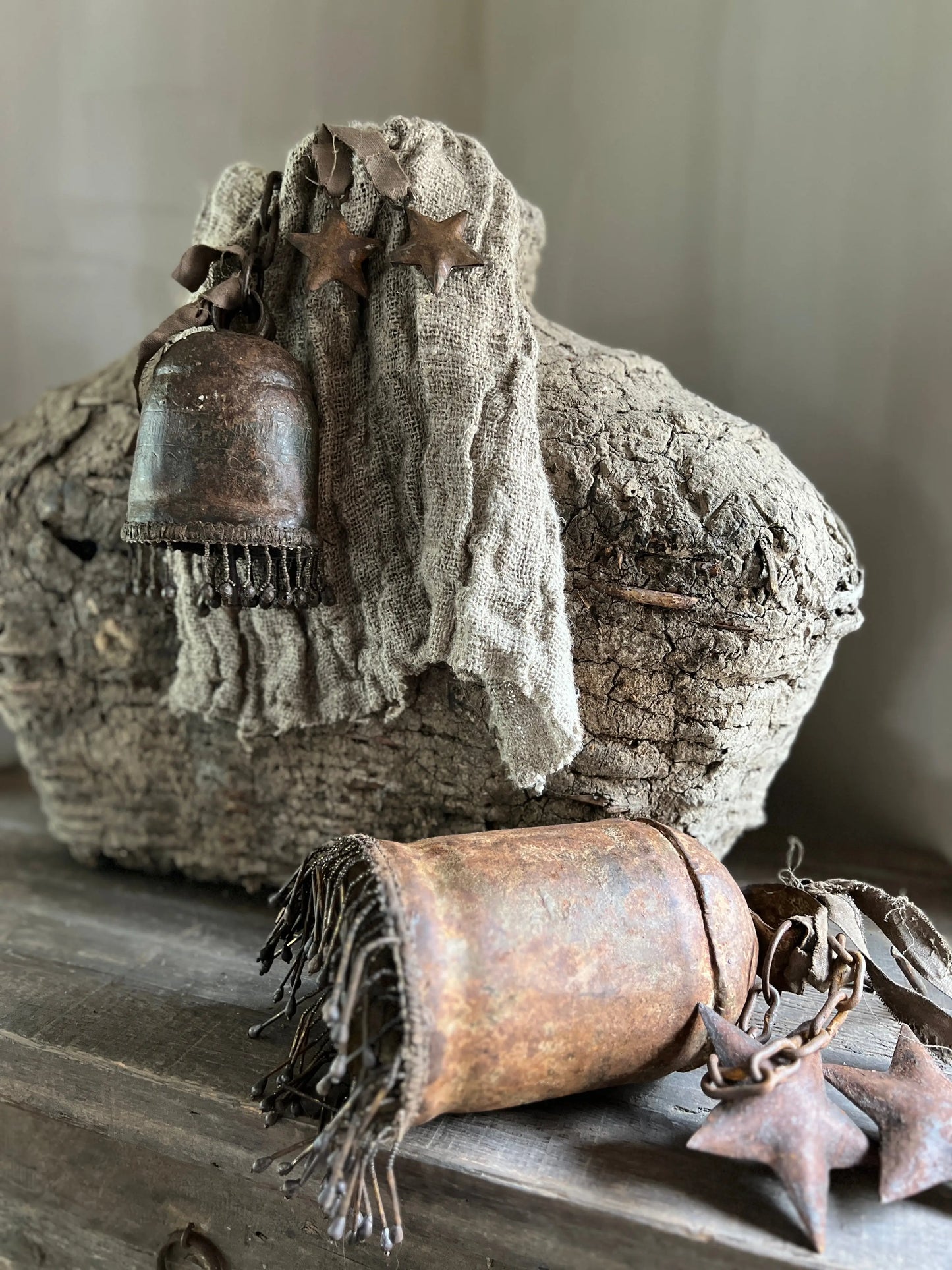 Alte, verrostete Glocke an einer Eisenkette, erhältlich in 3 Größen