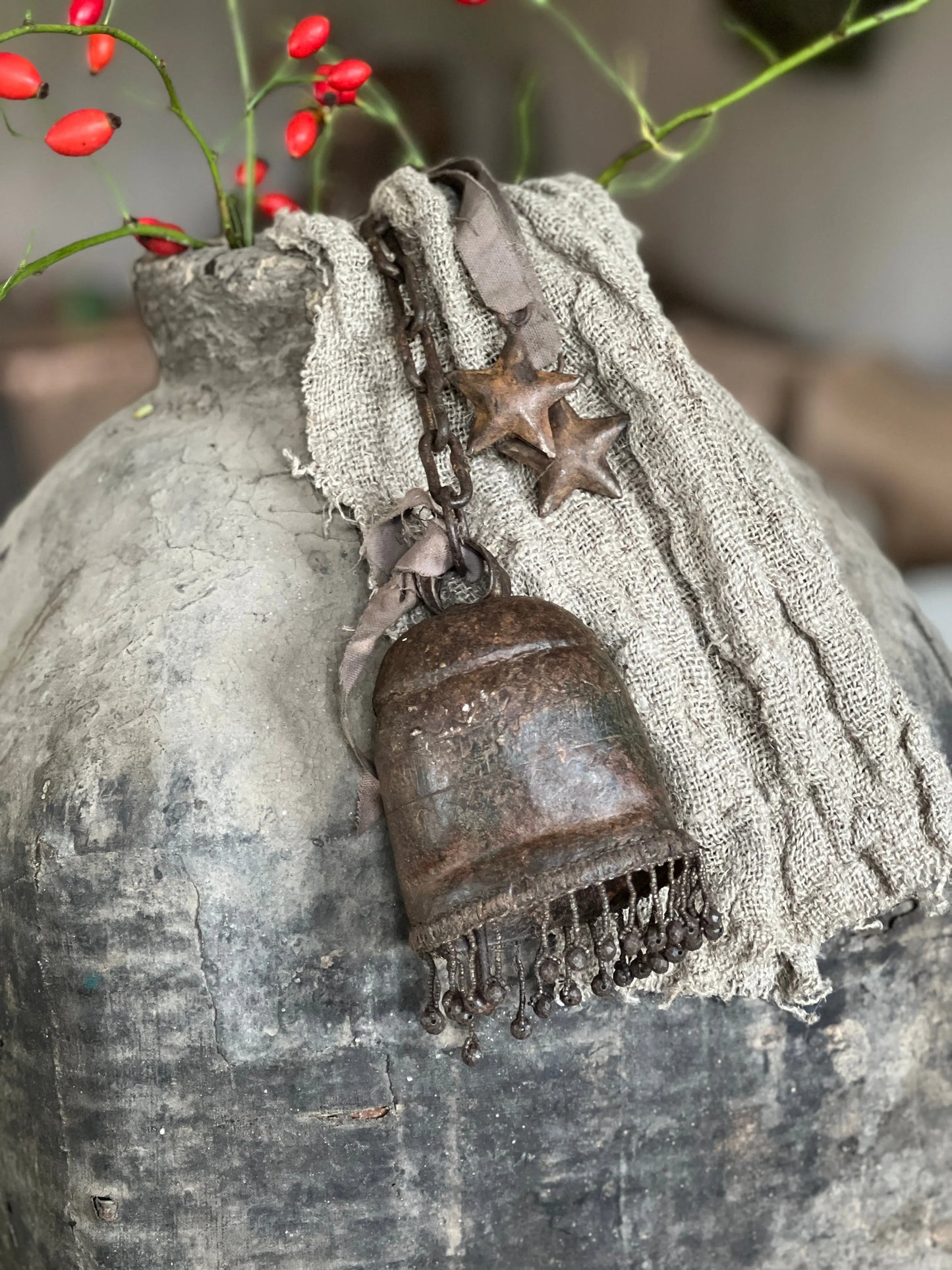 Alte, verrostete Glocke an einer Eisenkette, erhältlich in 3 Größen