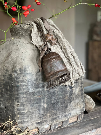 Alte, verrostete Glocke an einer Eisenkette, erhältlich in 3 Größen