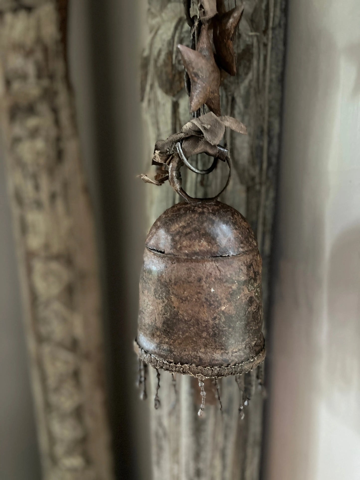 Alte, verrostete Glocke an einer Eisenkette, erhältlich in 3 Größen