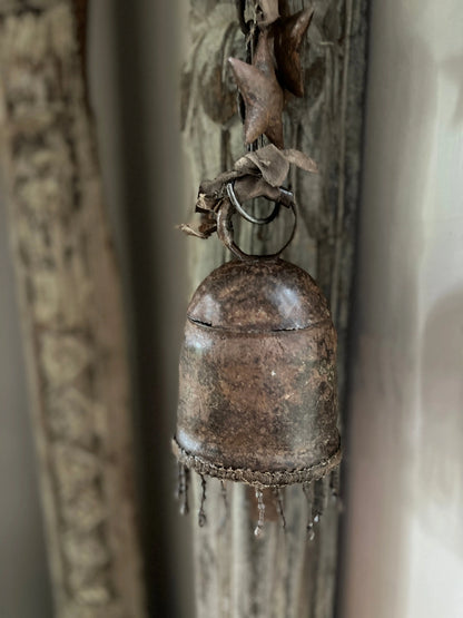 Alte, verrostete Glocke an einer Eisenkette, erhältlich in 3 Größen