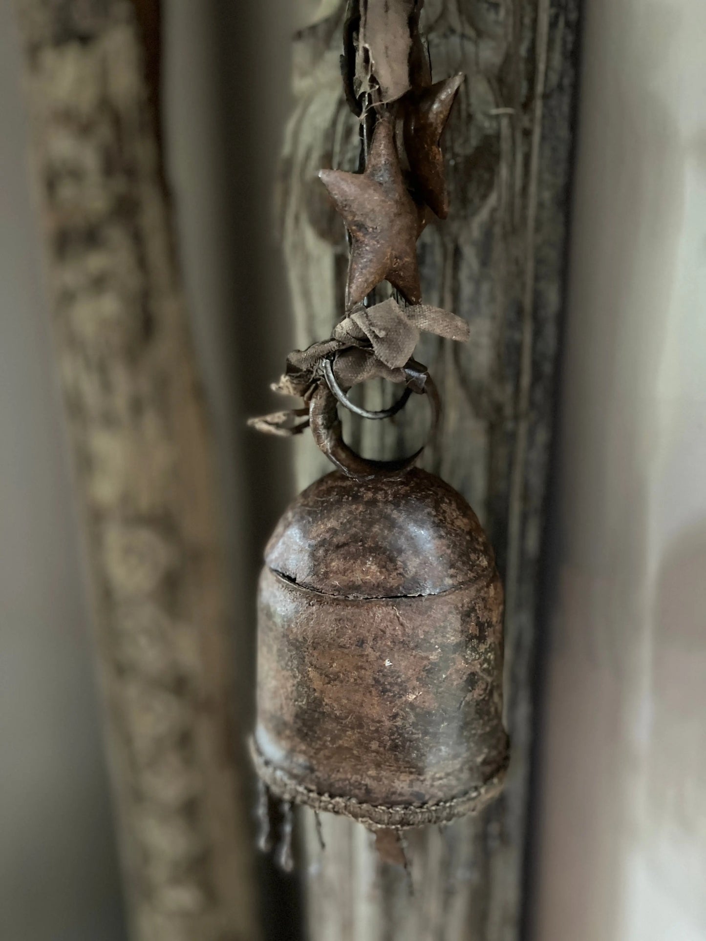 Alte, verrostete Glocke an einer Eisenkette, erhältlich in 3 Größen