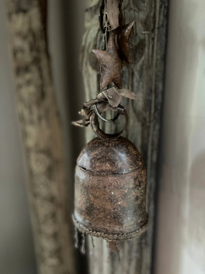 Alte, verrostete Glocke an einer Eisenkette, erhältlich in 3 Größen