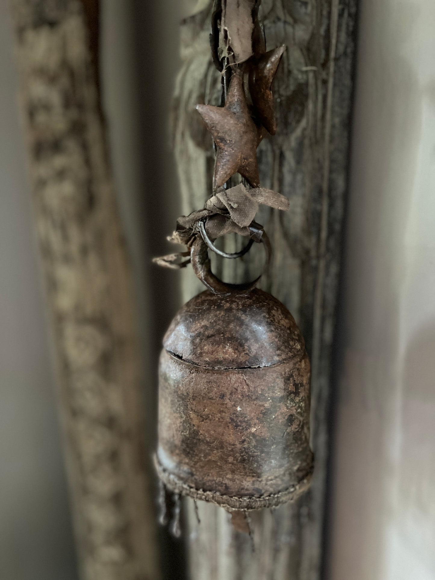 Alte Glocke an einer Eisenkette, erhältlich in 4 Größen