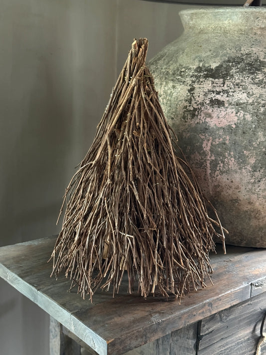 Weihnachtsbaum aus Ästen – natürliche Ausstrahlung