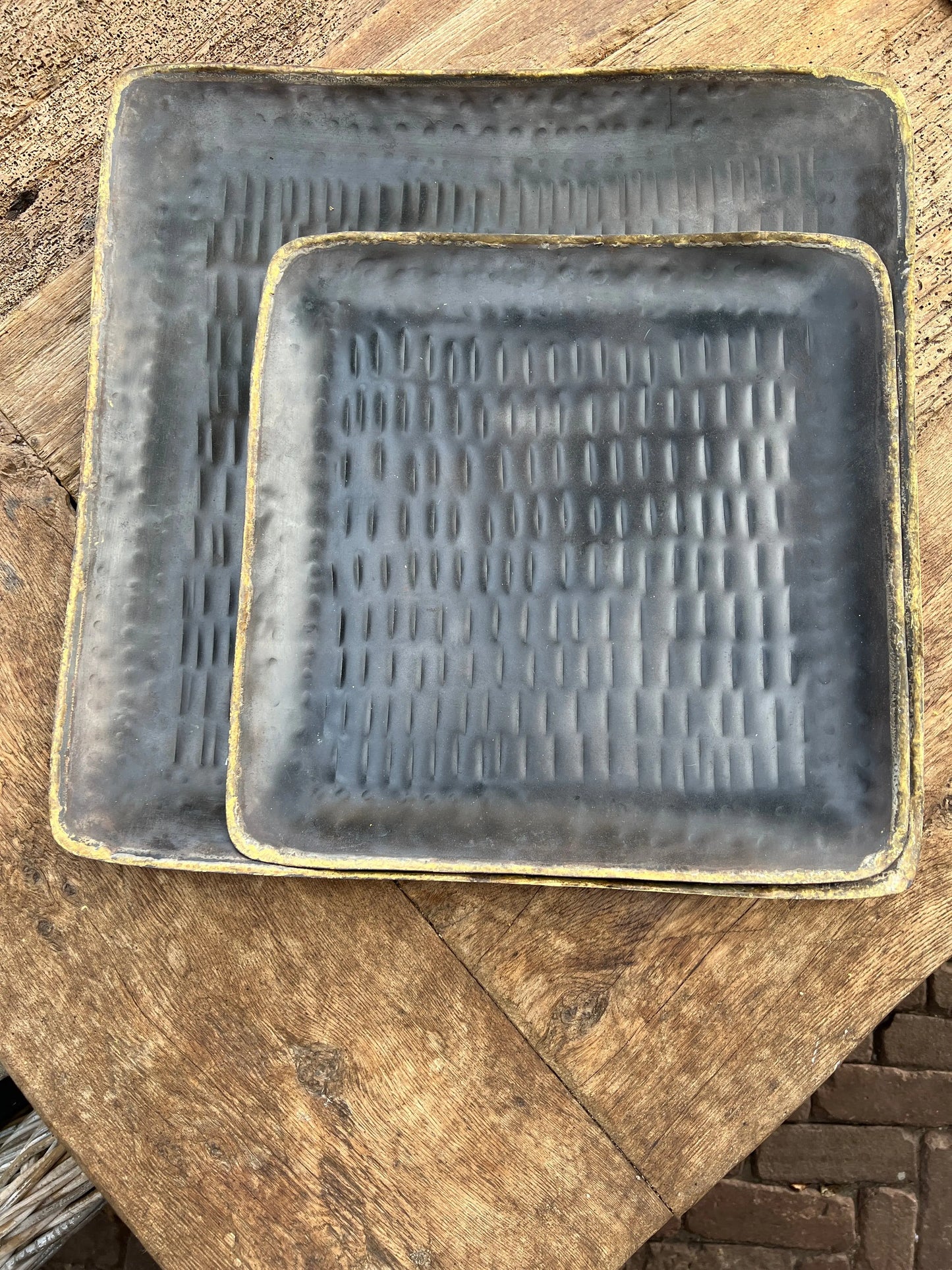 Scale made of metal, available in M ​​and L