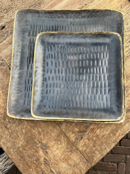 Scale made of metal, available in M ​​and L