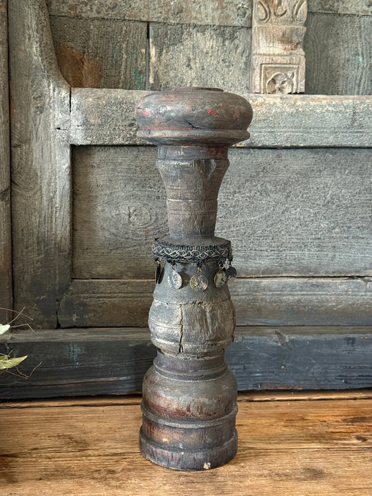 Alter Baluster mit Zierkette (2)