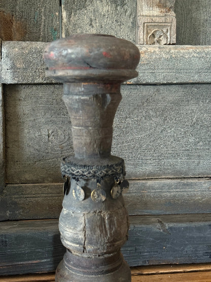 Oude Baluster met Decoratief Kettinkje (2)