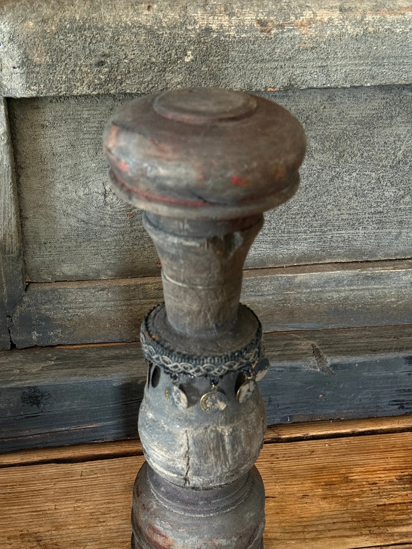 Oude Baluster met Decoratief Kettinkje (2)