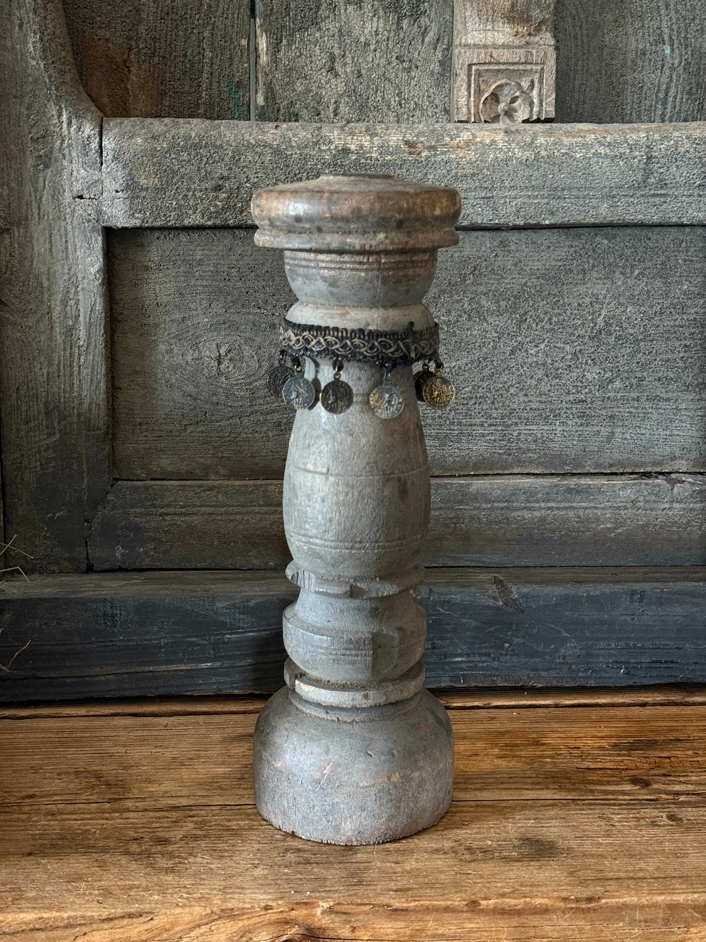 Oude Baluster met Decoratief Kettinkje (1)