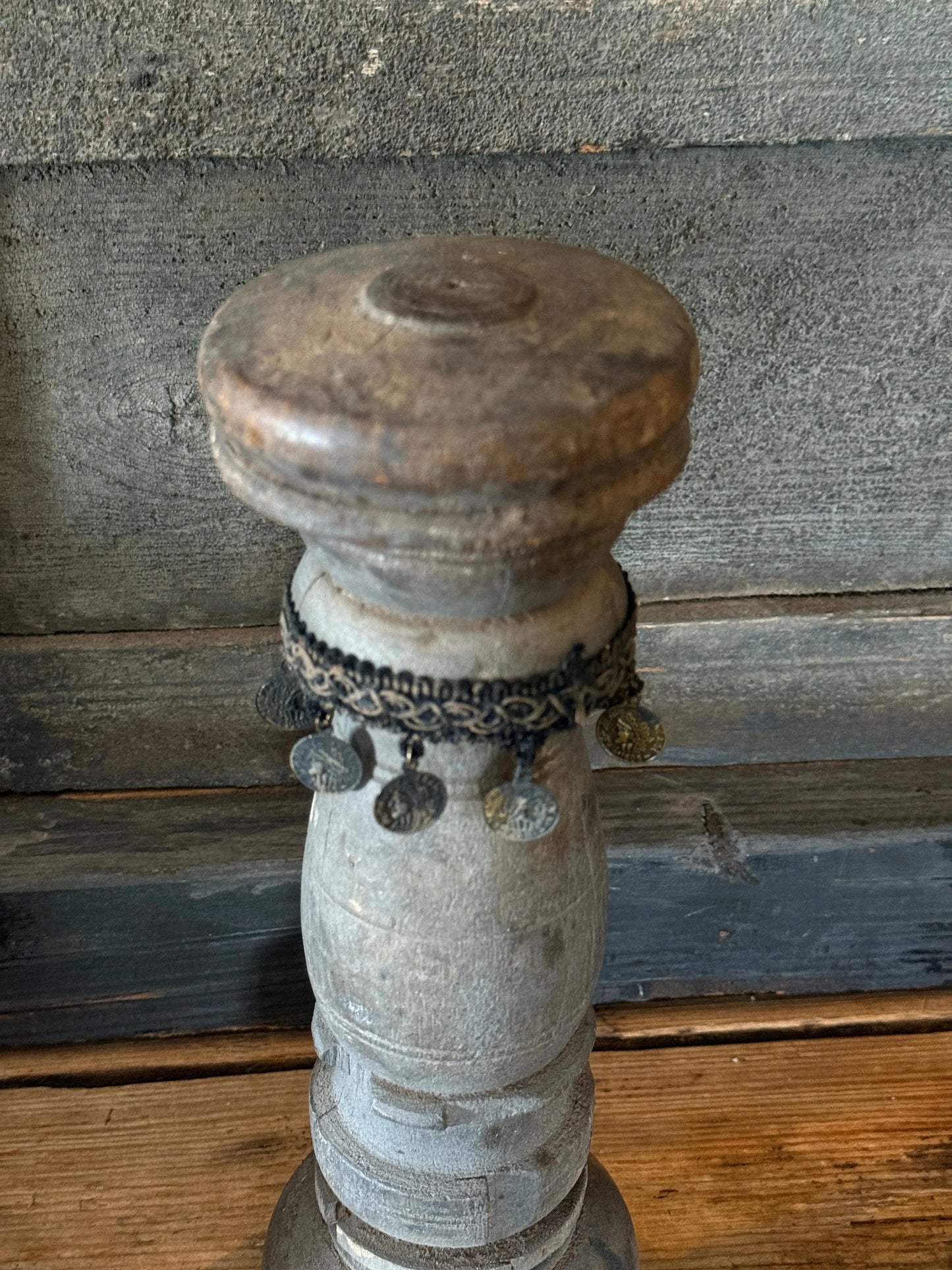 Oude Baluster met Decoratief Kettinkje (1)