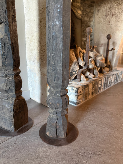 Oude hoge baluster kandelaar op metalen voet, Rechter op de afbeelding