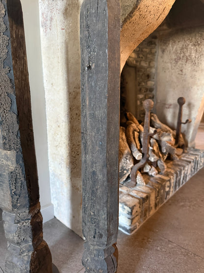 Oude hoge baluster kandelaar op metalen voet, Rechter op de afbeelding