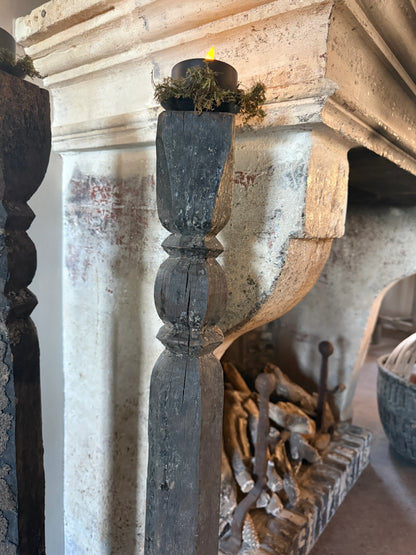 Oude hoge baluster kandelaar op metalen voet, Rechter op de afbeelding