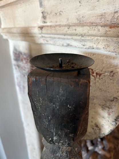Oude hoge baluster kandelaar op metalen voet, Rechter op de afbeelding