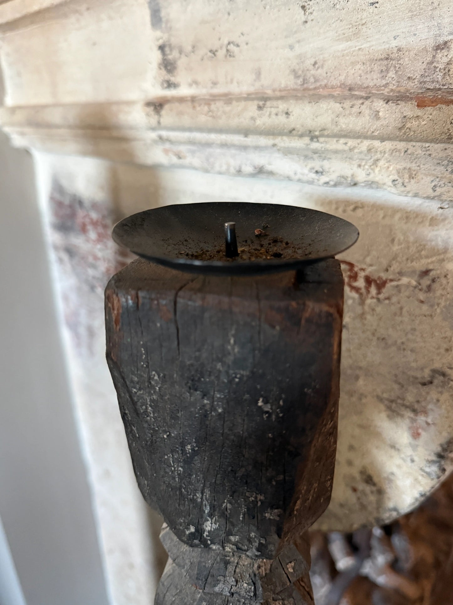 Oude hoge baluster kandelaar op metalen voet, linker op de afbeelding