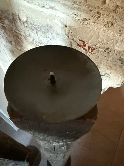 Oude hoge baluster kandelaar op metalen voet, linker op de afbeelding