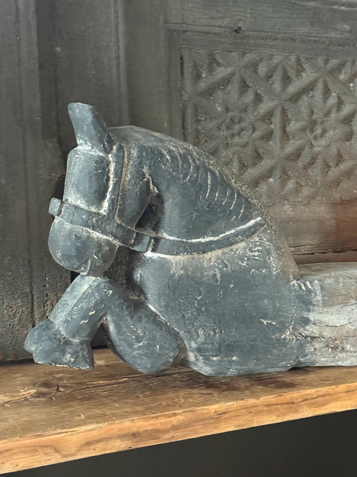 Oud houten paard uit India – Aura Peeperkorn